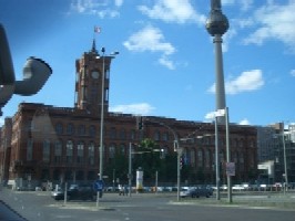 das Rote Rathaus und der Fernsehturm